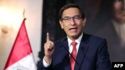 Imagen del volante difundido por la Presidencia peruana que muestra al presidente Martín Vizcarra dando un mensaje televisado a la nación en Lima, el 10 de septiembre de 2020, en medio de crisis política por supuestamente intentar obstruir investigación.