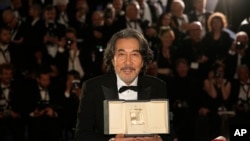 Japon aktör Koji Yakusho, “Kusursuz Günler” filmindeki rolüyle en iyi erkek oyuncu ödülünü aldı.