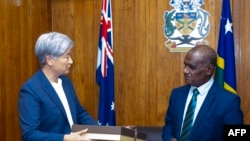 Ngoại trưởng Úc Penny Wong (trái) tặng quà cho Thủ tướng Quần đảo Solomon Jeremiah Manele tại Honiara, thủ đô Quần đảo Solomon, ngày 6/6/2024.