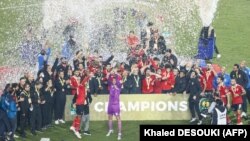 Les joueurs d'Al Ahly célèbrent leur victoire en finale de la Ligue des champions de la CAF face au Zamalek au Caire, dans la capitale égyptienne, le 27 novembre 2020.