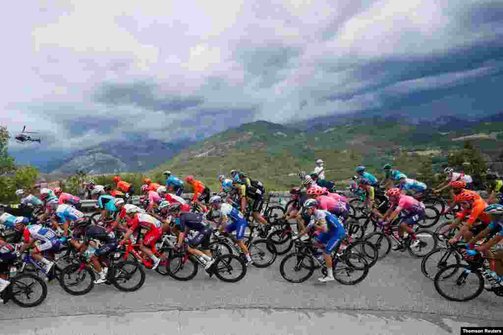 투르 드 프랑스(Tour de France) 프로 사이클 경기에 참가한 선수들이 니스에서 결승선인 파리의 샹젤리제를 향해 달리고 있다. 