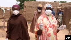 Local health workers clean up a family compound contaminated by lead in the village of Dareta in Gusau, Nigeria, June 10, 2010 (file photo).