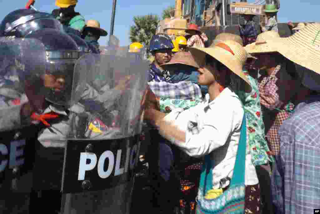 Farmers confront riot police at the site of the Letpadaung copper mine near Monywa in northwestern Myanmar, Dec. 22, 2014.