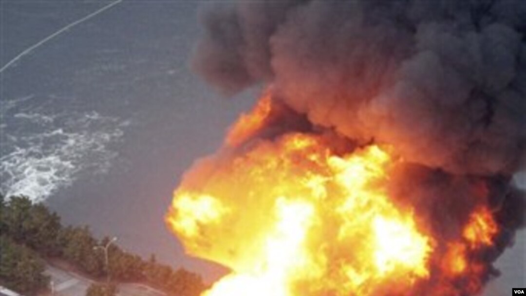 Gempa dan tsunami membuat kilang minyak di Ichibara, Jepang timur laut terbakar. Kilang-kilang minyak lain di sekitar lokasi gempa juga ditutup.