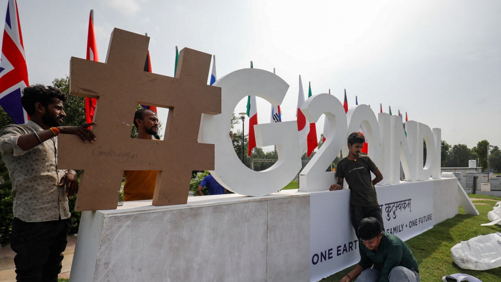 Para pekerja bekerja di dekat tempat pertemuan Menteri Keuangan dan Gubernur Bank Sentral G20 di Gandhinagar di Gujarat, India 13 Juli 2023. (Foto: REUTERS/Amit Dave)