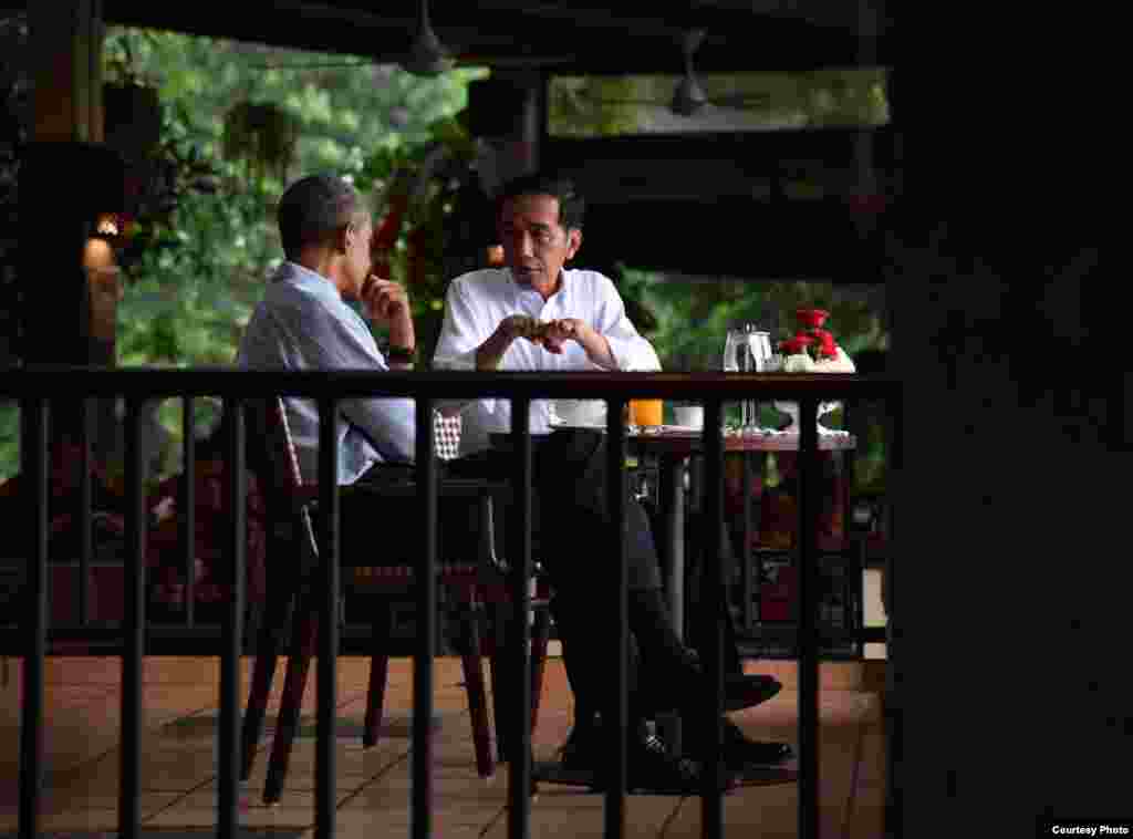 Presiden Joko Widodo menjamu mantan Presiden Barack Obama di Grand Garden Cafe Kebun Raya Bogor, Jumat, 30 Juni 2017. (Foto Courtessy : Setpres RI).