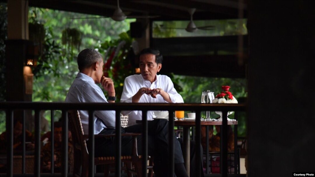 Presiden Joko Widodo menjamu mantan Presiden Barack Obama di Grand Garden Cafe Kebun Raya Bogor, Jumat, 30 Juni 2017. (Foto Courtessy : Setpres RI).