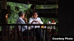 Presiden Joko Widodo menjamu mantan Presiden Barack Obama di Grand Garden Cafe Kebun Raya Bogor, Jumat, 30 Juni 2017. (Foto Courtessy : Setpres RI).