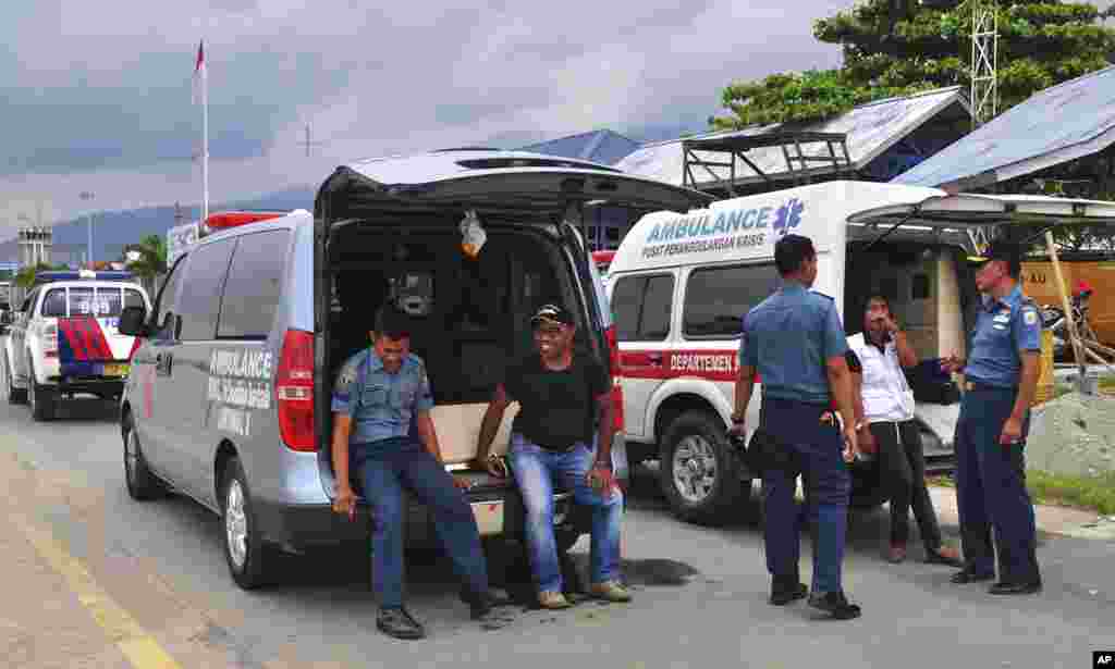 Petugas ambulans menunggu untuk membawa jenazah para korban jatuhnya pesawat Trigana Air Service, di bandar udara Sentani, Jayapura, Papua (18/8).