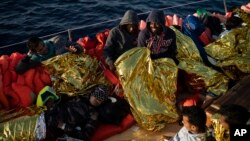 Para migran yang baru saja diselamatkan di lepas pantai Libya (foto: dok). 