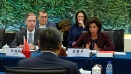 美国商务部长吉娜·雷蒙多(Gina Raimondo)2023年8月28日在北京与中国商务部长王文涛举行双边会谈。（媒体联访照片）