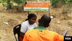 Zimbabwean health official counseling a men before he is circumcised, in Shurugwi rural district – about 350 km south of Harare (VOA photo - C. Mavhunga).