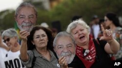 Pendukung Mantan Presiden Brazil, Luiz Inacio Lula da Silva, di depan Kantor Mahkamah Agung di Brasilia, Brasil, 25 September 2019. (Foto: dok).