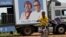 Un garçon fait du vélo en portant des tracts du président sortant Patrice Talon et de sa colistière Mariam Talata, lors d'un meeting de campagne à Abomey-Calavi, le 9 avril 2021.