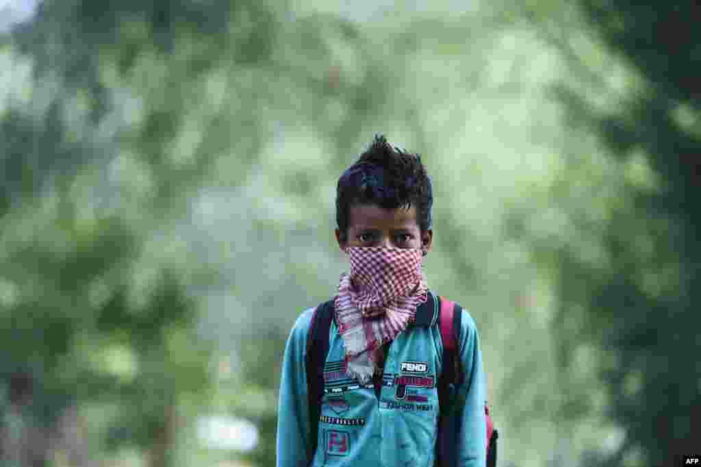 ایک بچہ اپنے عارضی اسکول کی طرف رواں دواں ہے۔