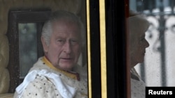 El Rey Carlos y la Reina Camila de Gran Bretaña llegan a la Abadía de Westminster para su ceremonia de coronación en Londres, Gran Bretaña, el 6 de mayo de 2023. REUTERS/Toby Melville