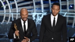 Common et John Legend lors de la 87ème cérémonie des Oscars le 22 février 2015 au Dolby Theatre à Los Angeles. (Photo by John Shearer/Invision/AP)