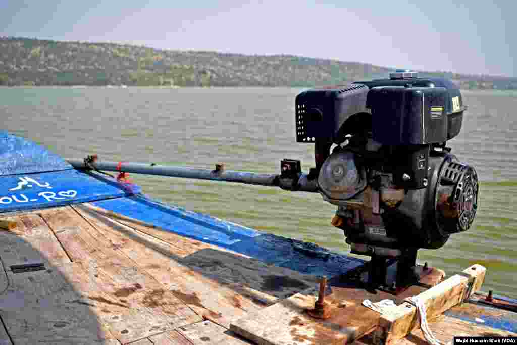 اس جھیل میں چھوٹے انجن والی والی کشتیاں چلتی ہیں۔