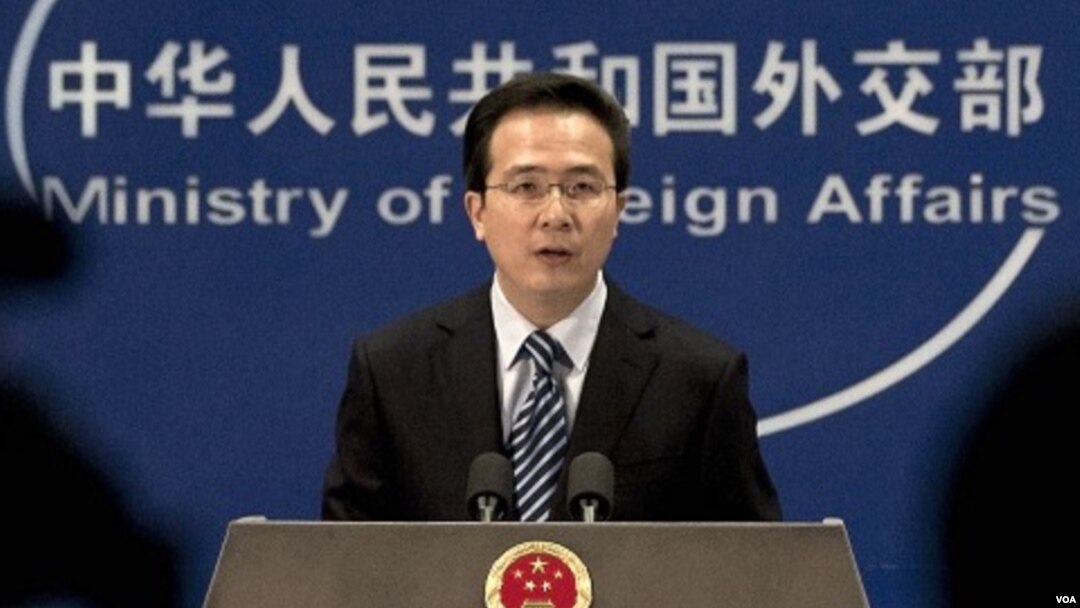 Juru bicara Kementerian Luar Negeri Tiongkok, Hong Lei menjawab pertanyaan para wartawan di Beijing (foto: dok)