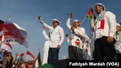 Sejumlah ulama ikut hadiri demonstrasi di Monas hari Jumat (11/5) menentang pembukaan Kedubes AS di Yerusalem (foto: VOA/Fathiyah Wardah)