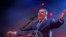 Milorad Dodik pjeva tokom kampanje za oktobarske Opće izbore, oktobar 2018. (AP Photo/Darko Vojinovic)