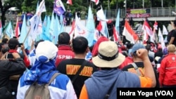 Sekitar 1.000an buruh dari sejumlah konfederasi dan serikat pekerja berdemo menuntut upah minimum yang layak, di Jakarat, 25 November 2021. (Foto: Indra Yoga/VOA) 