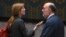 La embajadora estadounidense ante la ONU, Samantha Power, conversa con el embajador israelí, Ron Prosor, durante la reunión de la madrugada.