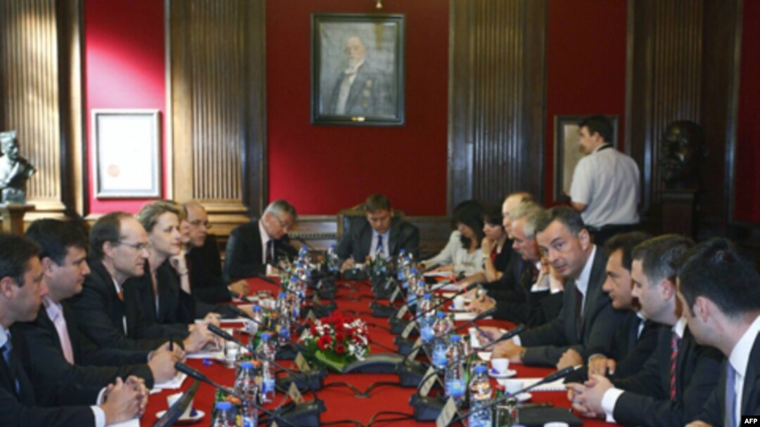 Misija Medjunarodnog monetarnog fonda (MMF) i delegacija Srbije razgovaraju o aranžmanu iz predostrožnosti (arhivski snimak)