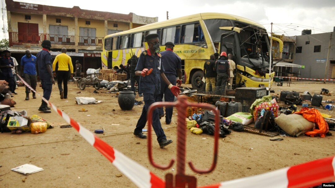 Polisi Nigeria memeriksa lokasi serangan bunuh diri di sebuah stasiun bus di kota Kano (foto: dok). 