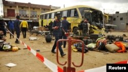 Polisi Nigeria memeriksa lokasi serangan bunuh diri di sebuah stasiun bus di kota Kano (foto: dok). 