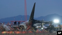 Los miembros del equipo de rescate trabajan para extinguir el incendio de avión en el Aeropuerto Internacional de Muan en Muan, Corea del Sur, el domingo 29 de diciembre de 2024.