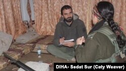 Di vê wêneyê de Narîn Efrînî bersîva pirsên rojnamevan Sedar Sur dide