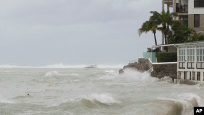 Un barco amarrado mientras el huracán Beryl pasa por Oistins, Barbados, el 1 de julio de 2024.