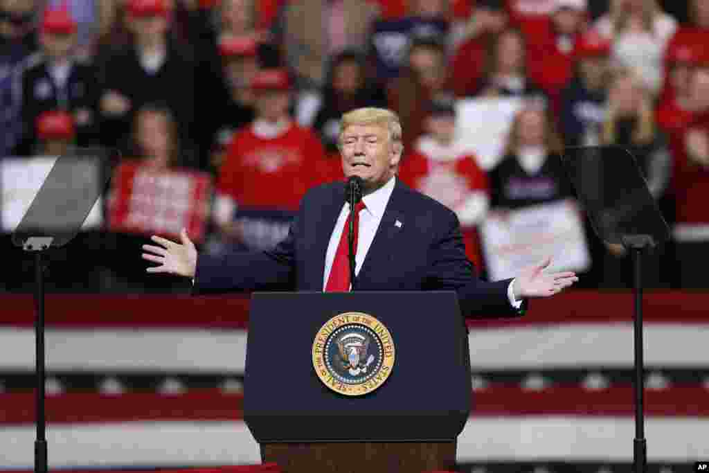 صدر ڈونلڈ ٹرمپ نے گزشتہ ہفتے آئیووا کے دارالحکومت ڈی موائن میں ایک انتخابی جلسے سے خطاب کیا تھا جس میں انہوں نے ڈیموکریٹس پر کڑی تنقید کی تھی۔