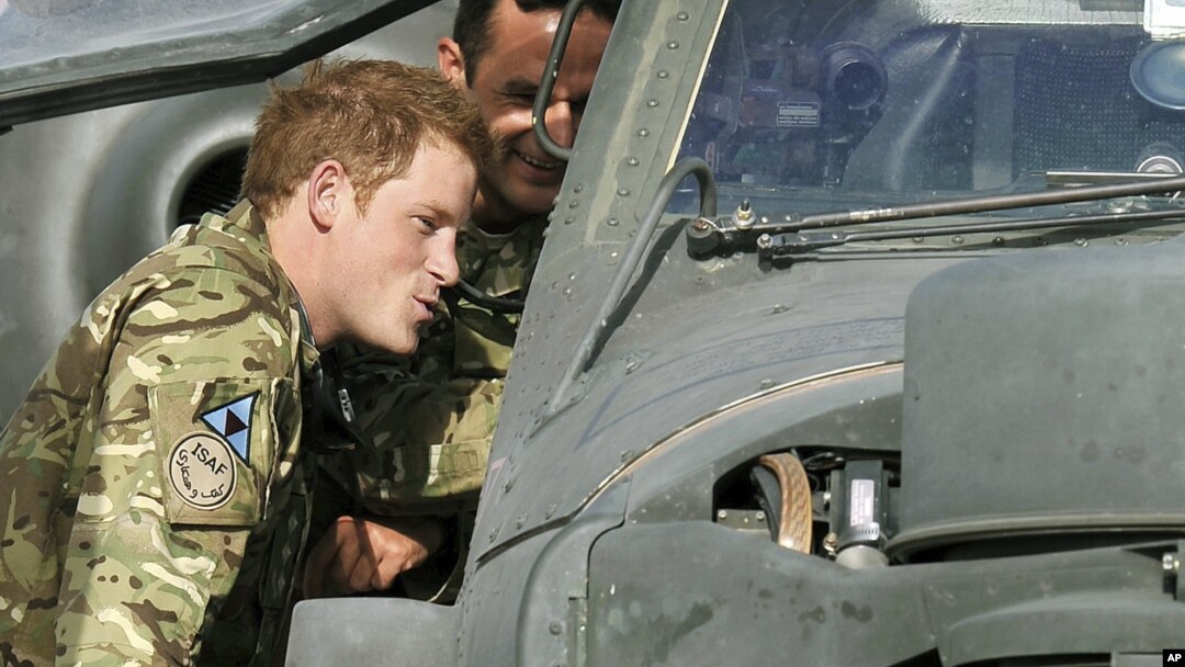 Pangeran Harry memeriksa kokpit helikopter Apache di kamp Bastion, Afghanistan (foto: dok). Harry mengaku berhasil menewaskan pejuangan Taliban di Afghanistan. 