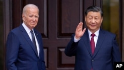 ARCHIVO - El presidente Joe Biden (izq) junto al presidente chino, Xi Jinping, en Woodside, California, el 15 de noviembre de 2023. Ambos mandatarios se reúnen en Lima este sábado 16 de noviembre para su encuentro final antes de que Biden deje la Casa Blanca en enero de 2025.