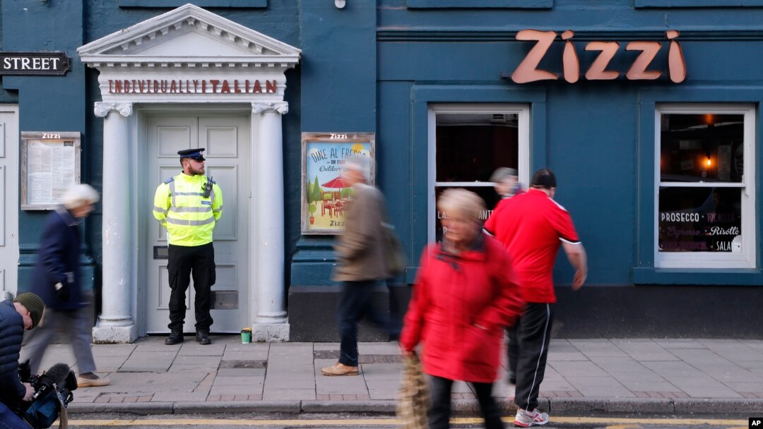 Polisi di luar sebuah restoran Italia di Salisbury, Inggris, Selasa 6 Maret 2018, dekat tempat mantan agen mata-mata Rusia Sergei Skripal dan putrinya ditemukan dalam kondisi kritis, Minggu (4/3) setelah terpapar dengan "zat yang tidak diketahui".