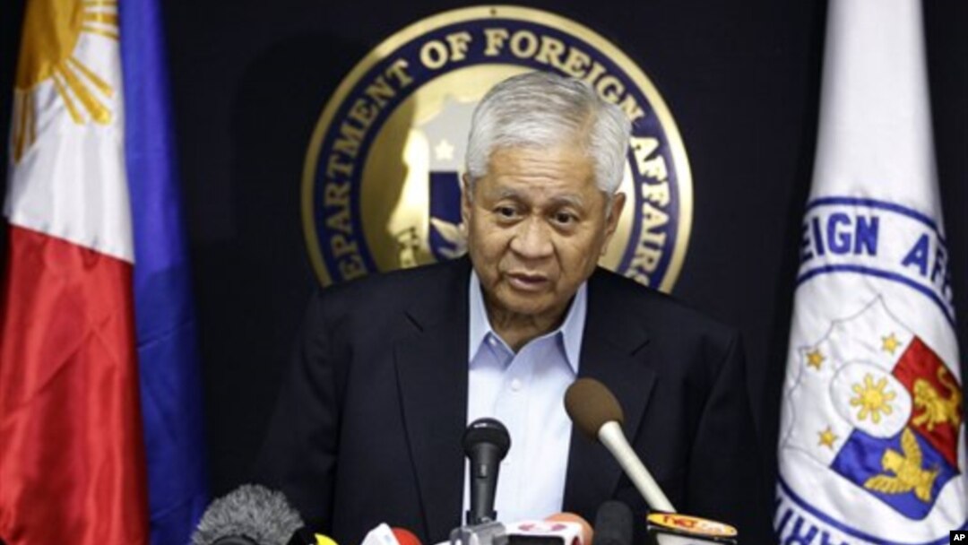 Bộ trưởng Ngoại giao Philippines Albert del Rosario. 