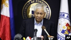 Menteri Luar Negeri Filipina, Albert del Rosario memprotes penggambaran klaim Tiongkok atas seluruh wilayah di Laut Cina Selatan dalam gambar peta yang dicetak dalam paspor baru Tiongkok, Kamis (22/11).