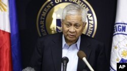 Menteri Luar Negeri Filipina, Albert Del Rosario menjelaskan penolakan Filipina untuk membubuhkan cap pada paspor Tiongkok, Rabu 28/11 (foto: dok).