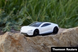 El modelo de juguete Roadster de Tesla de la juguetería Matchbox, hecho de material reciclable. Foto de fecha indefinida obtenida por Reuters.