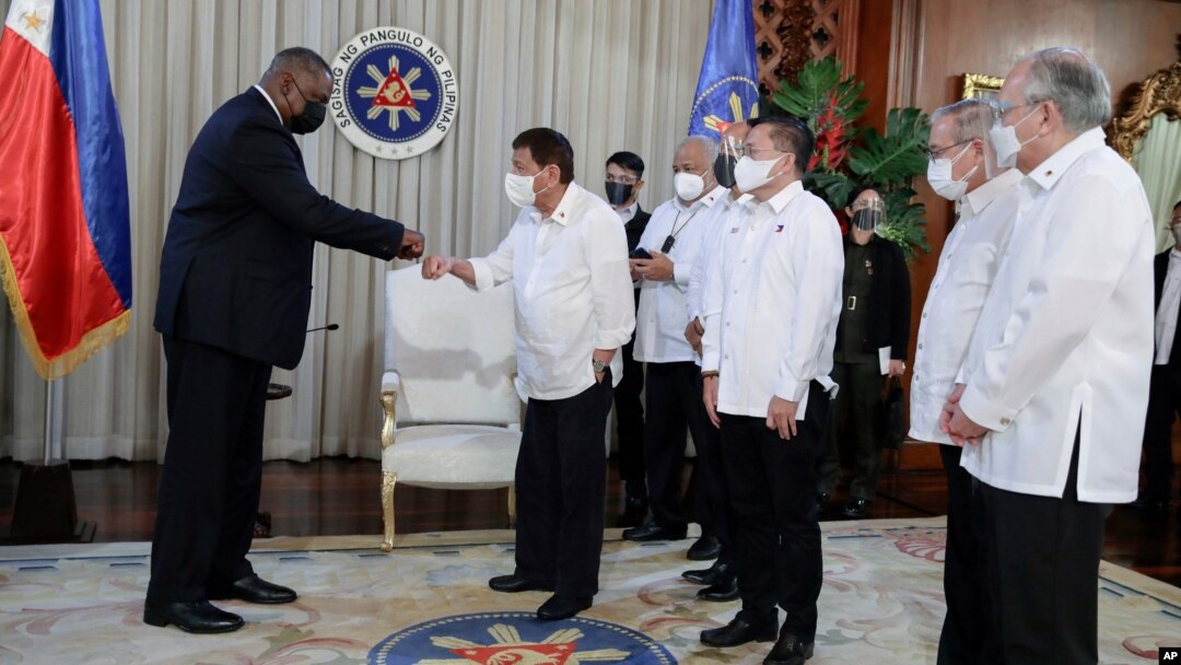 Filippin Prezidenti Rodrigo Duterte AQSh Mudofaa vaziri Lloyd Ostinni qabul qilmoqda. Manila, 29-iyul, 2021.