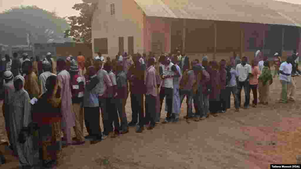 Voters are waiting in Bangui for presidential vote, Bangui December 30, 2015