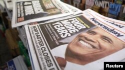 Surat kabar di sebuah kios di Times Square, New York City, menunjukkan berita kemenangan Obama. (Reuters/Chip East)