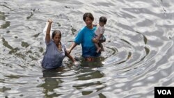 Rezidan Bangkòk kap eseye zòn nan (AP Photo/Sakchai Lalit)