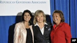 South Carolina Governor-elect Nikki Haley, (left), Oklahoma Governor-elect Mary Fallin, center, and New Mexico Governor-elect Susana Martinez pose for a photo after a news conference at the Republican Governors Association meetings, 17 Nov 2010.