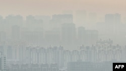 Gedung-gedung pencakar langit di tengah tingginya tingkat polusi udara di Yinchuan, wilayah Ningxia utara, China, 25 Desember 2023. (AFP) 