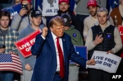 El expresidente de EEUU y aspirante republicano a la presidencia para 2024, Donald Trump, se marcha después de hablar durante un mitin de campaña en el Whittemore Center Arena de la Universidad de New Hampshire en Durham, New Hampshire, el 16 de diciembre de 2023.