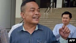 Jatuporn Prompan (C), the leader of the Thai opposition "Red Shirt" movement, speaks with his supporters at the Criminal Court in Bangkok, Jan. 28, 2015.