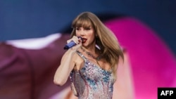 ARCHIVO - La cantante y compositora estadounidense Taylor Swift se presenta en el escenario como parte de su Eras Tour en Lisboa el 24 de mayo de 2024.